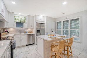 冷蔵庫、電子レンジ、オーブン、コンロ