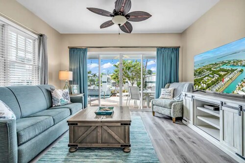 Beachy Townhome Perfect for a Warm Fall Getaway!