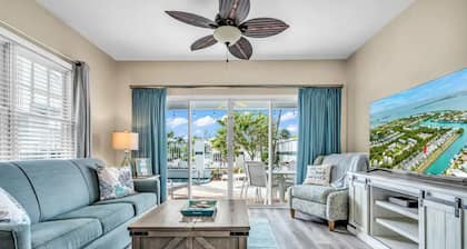 Beachy Townhome Perfect for a Warm Fall Getaway!