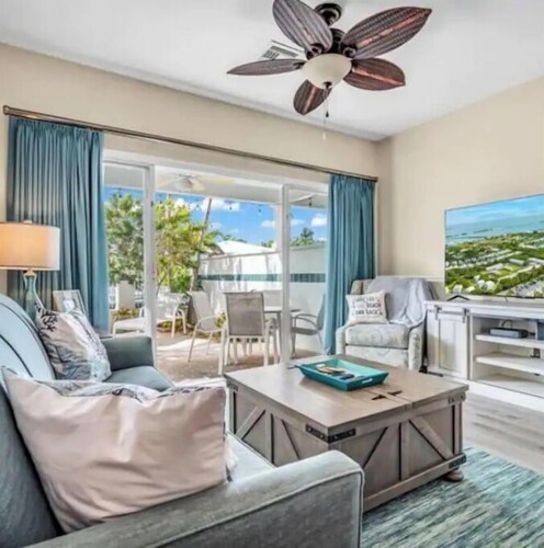 Beachy Townhome Perfect for a Warm Getaway!