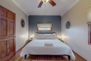 3 makuuhuonetta, työpöytä, silitysrauta/-lauta, ilmainen Wi-Fi