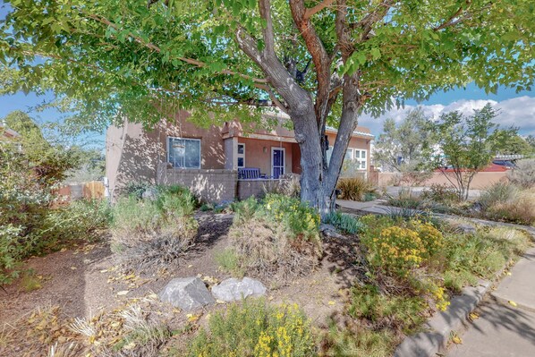 Exterior - El Sol! Near UNM, Nob Hill, Airport and Hospitals! (Albuquerque)