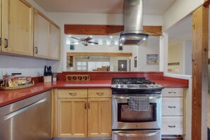 Fridge, microwave, oven, stovetop - El Sol! Near UNM, Nob Hill, Airport and Hospitals! (Albuquerque)