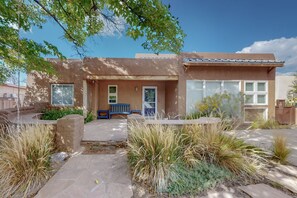 Exterior - El Sol! Near UNM, Nob Hill, Airport and Hospitals! (Albuquerque)