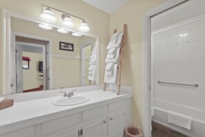 Bathtub, hair dryer, towels - Charming 2BR Condo in the Heart of Breckenridge! (Breckenridge)