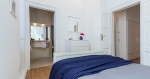 Apartment | Laptop workspace, blackout drapes, iron/ironing board, free WiFi