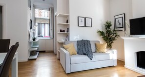 Apartment | Wohnbereich | 45-Zoll-Smart-TV mit Kabelempfang, Fernseher