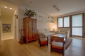 Apartment | Wohnbereich | 50-Zoll-Smart-TV mit Kabelempfang, Fernseher, Kamin