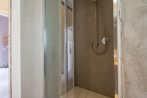 Apartment | Bathroom | Shower, hair dryer, towels - JOIVY 2 Bed Villa with Beautiful Garden in Forte dei Marmi (Forte dei Marmi)