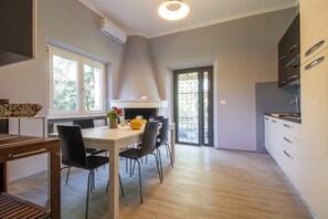 Apartment | Eigene Küche | Kühlschrank, Ofen, Geschirrspüler, Kochgeschirr/Geschirr/Besteck