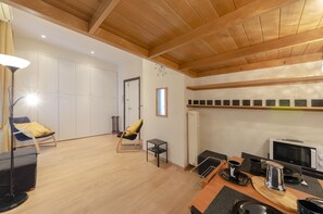 Apartment | Wohnbereich | 20-Zoll-Smart-TV mit Kabelempfang, Fernseher