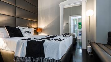 Apartamento | Espacio para trabajar con un portátil y tabla de planchar con plancha