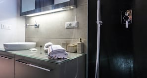 Apartment | Bathroom | Shower, hair dryer, bidet, towels