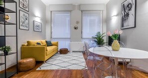 Apartment | Wohnbereich | 45-Zoll-Smart-TV mit Kabelempfang, Fernseher