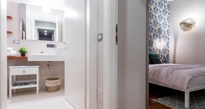 Apartment | Bathroom | Shower, hair dryer, towels - JOIVY Elegant 1 Br Apt In Front Of The Sforzesco Castle (Milan)