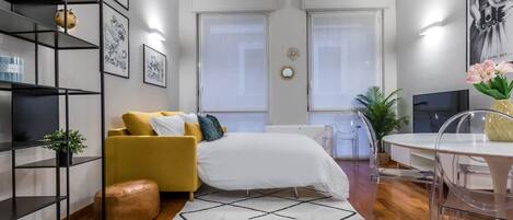 Lägenhet | Vardagsrum | 45-tums smart-tv med kabelkanaler och tv