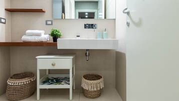 Apartamento | Baño | Ducha, secador de pelo y toallas