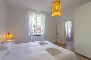 Apartment | Schreibtisch, laptopgeeigneter Arbeitsplatz, Verdunkelungsvorhänge