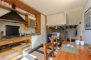 Appartement | Cuisine privée | Réfrigérateur, batterie de cuisine, vaisselle et ustensiles