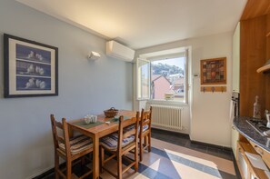 Appartement | Cuisine privée | Réfrigérateur, batterie de cuisine, vaisselle et ustensiles