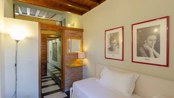 Laptop workspace, blackout drapes, free WiFi