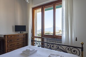 Apartment | Laptop workspace, blackout drapes, iron/ironing board, free WiFi - JOIVY Front Sea Apt With Big Terrace In Chiavari (Chiavari)