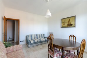 Apartamento | Área de estar | TV de tela plana 30 polegadas com canais a cabo, TV