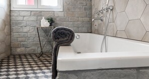 Apartment | Bathroom - JOIVY Superb Villa For 7 W/Backyard And Bbq Area In Vaccarezza (Bobbio)