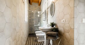 Appartement | Salle de bain | Ensemble baignoire-douche, séchoir à cheveux, bidet, serviettes fournies
