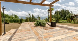 Courtyard - JOIVY Superb Villa For 7 W/Backyard And Bbq Area In Vaccarezza (Bobbio)