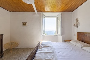 Apartment | 2 bedrooms, laptop workspace, iron/ironing board, free WiFi