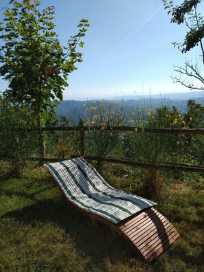 Courtyard - JOIVY Charming Apt For 3, W/Big Green Garden, In Ponzone (Ponzone)