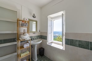 Bathroom - JOIVY Charming Apt For 3, W/Big Green Garden, In Ponzone (Ponzone)