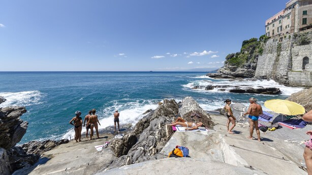 A coastal area with rocky terrain and a building on a cliff overlooking the sea. - JOIVY Villa W/Superb View And Private Garden In Mulinetti (Recco)