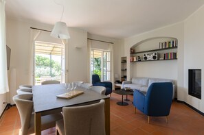 Apartment | Living area | 40-inch Smart TV with cable channels, TV - JOIVY Villa W/Superb View And Private Garden In Mulinetti (Recco)