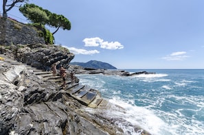 A rocky coastal path with steps leading down to the sea, a clear sky, and a distant mountain. - JOIVY Villa W/Superb View And Private Garden In Mulinetti (Recco)