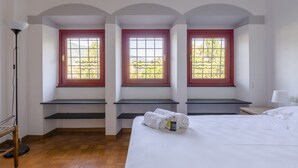A hotel room with a bed, a bench, and three windows with red frames. - JOIVY Apt W/Amazing Sea View And Patio, Next To Port Of Rapallo (Rapallo)