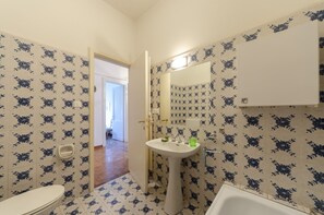 A bathroom with floral patterned tiles, a white sink, and a bathtub. - JOIVY Apt W/Amazing Sea View And Patio, Next To Port Of Rapallo (Rapallo)
