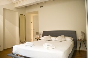 City-Apartment, 2 Schlafzimmer, Terrasse | Laptopgeeigneter Arbeitsplatz, Bügeleisen/Bügelbrett, kostenloses WLAN