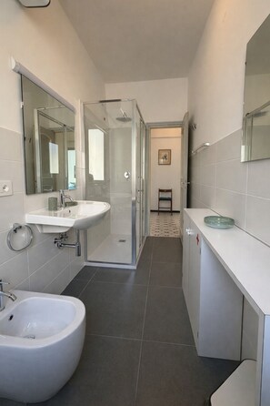 Appartamento | Bagno | Vasca e doccia separate, bidet, asciugamani