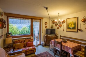 Apartment | Living area - JOIVY Apt For 7 With Terrace And Exceptional Location (Courmayeur)