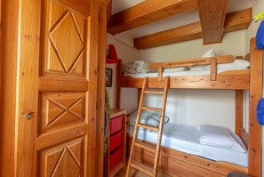 3 bedrooms, bed sheets