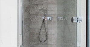 Apartment | Badezimmer | Handtücher