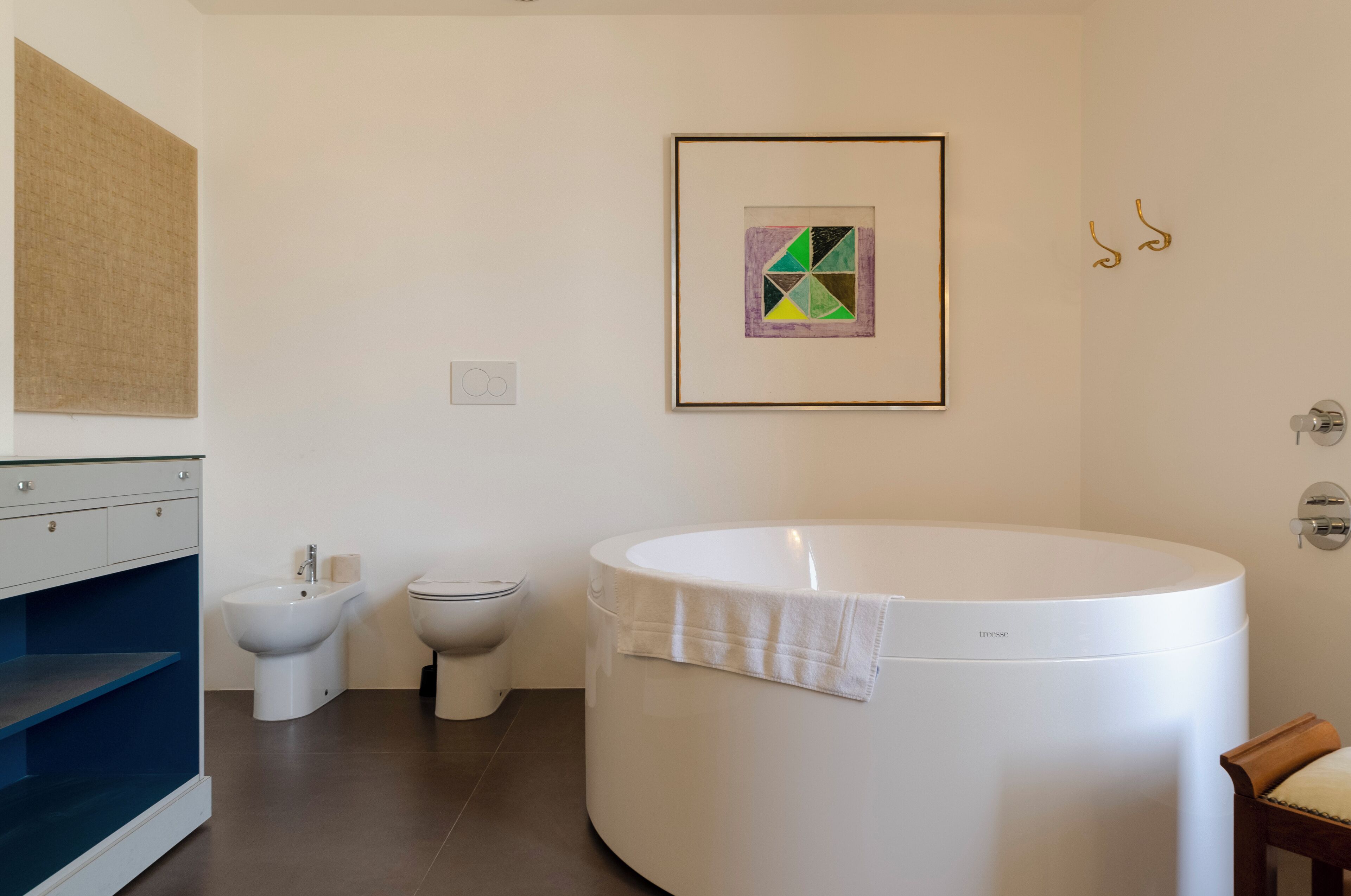 Apartment, 3 Bedrooms | Bathroom | Free toiletries, hair dryer, bidet, towels