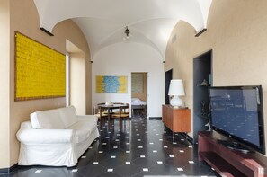 Apartment, 3 Schlafzimmer | Wohnbereich | Fernseher