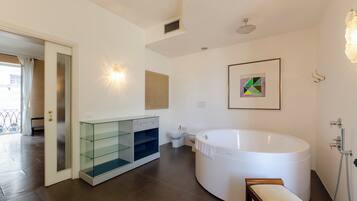 Apartment, 3 Bedrooms | Bathroom | Free toiletries, hair dryer, bidet, towels