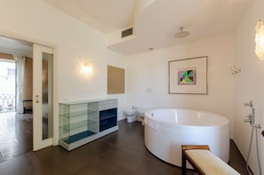 Apartment, 3 Bedrooms | Bathroom | Free toiletries, hair dryer, bidet, towels