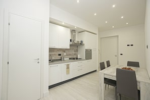 Frigorifero, microonde, forno, piano cottura