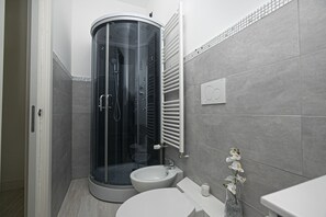 Apartment | Badezimmer | Dusche, kostenlose Toilettenartikel, Bidet, Handtücher