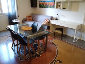 Appartement, 1 lit double et 1 canapé-lit, vue sur la ville | Aire de séjour